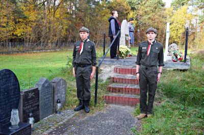 Pod pomnikiem (1)